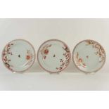 Lot van 3 porseleinen schotels, China, 18e eeuw, diam. 23 cm. (div.kwal.) A lot of 3 porcelain