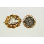 Lot van 2 broches w.o. antieke camee