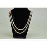 Parel collier 2 rijig, aan gouden slot, geh. 750/000 Pearl necklace