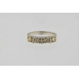 Witgouden riviere ring bezet met o.a. champagne kleurige briljant geslepen diamanten, tot. ca. 0.