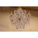 6-lichts kristallen hangkroon A 6-light crystal chandelier