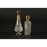 Twee kristallen odeurflacons met glazen stopjes en voorzien van 14kt gouden doppen en monturen,