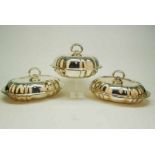 Serie van drie 1e gehalte zilveren cloches, Sterling gemerkt, circa. 2620 gr. Series of three silver