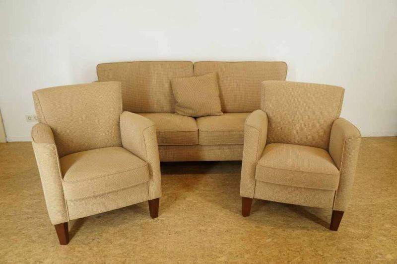 3-delig bankstel bestaand uit 2-zits bank en 2 fauteuils bekleed met beige stof A sofa and 2