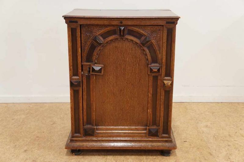 Eiken met ebben halkastje met 1 deur, h. 77, br. 58, d. 43 cm. An oak and ebony wood small cabinet