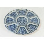 9-delige Japans porseleinen verdeelschaal met draken decor, 18e eeuw Nine part porcellain dish