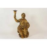 Bladgoud houten Barok sculptuur met voorstelling van zittende engel met kandelaar in rechter hand,