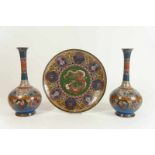 Paar cloisonné steelvazen en bord, H. 31 en Diam. 30 cm A pair of 2 cloisonne vases and dish, h.