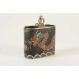 Cloisonne opium houder met decor van draken, h.8,5 cm. A cloissone opium holder decorated with