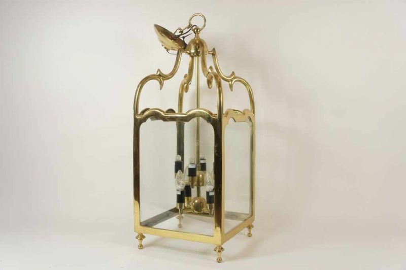 Bronzen 8-lichts hallamp met beglazing rondom, h. 90 cm. A brass 8-light chandelier with glass