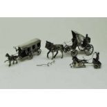 Lot met 3 zilveren miniaturen waarbij Romeinse strijdwagen, paardentram en dokters koets, gew. 240