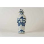 Porseleinen dekselvaas met landschapsdecor, 19e eeuw, Kangxi gemerkt, H. 27 cm A porcelain vase with