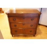 Eiken commode voorzien van 3 laden, Holland laat 18e eeuw h. 88, br. 94 en d. 43 cm. An oak chest of