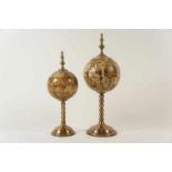 Stel deels messing en gelakt benen sierornamenten A pair of 2 brass and bone ornaments