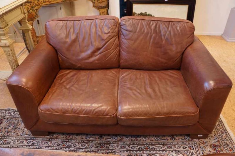 Twee-zits bank bekleed met bruin leer, Nicoletti, Italie A leather couch, Nicoletti, Italy