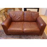 Twee-zits bank bekleed met bruin leer, Nicoletti, Italie A leather couch, Nicoletti, Italy