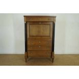 Eiken Empire klepsecretaire met vakverdeling achter opklapbare schrijfklep geflankeerd door zwarte