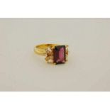 Geelgouden ring bezet met roze tourmalijn en diamant, geh. 750/000 gew. 7.3 gr.