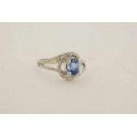 Witgouden ring bezet met blauwe saffier en diamant briljantslijpsel ca. 0.50ct., maat 17.3/4 gew.
