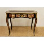 Roodlak met zwartlak Boulle-stijl bureau met lade en bruin skai ingelegd blad, versierd met