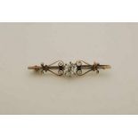 Gouden brochette bezet met diamant, oud slijpsel ca. 0.60 crt. gevat in gouden montuur, geh. 585/000