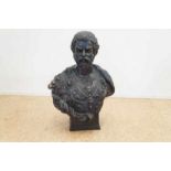 Bronzen buste van man in harnas met cape, h. 90 cm. A bronze bust of man dressed in armour with