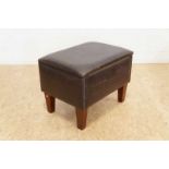 Tabouret met klepzitting overtrokken met leer versierd met krokoprint An leather tabouret with