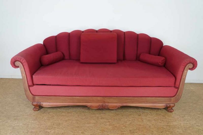 Deels mahonie bank met rode stof, h. 97, br. 220 cm. A mahogany sofa with red upholstery, h. 97 w.