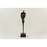 Bronzen sculptuur van omhelzing, gemonteerd op marmeren sokkel, h. 45 cm. A brass sculpture of '