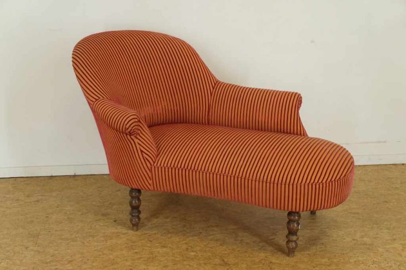 Chaise longue met gestreept velours en rustend op gedraaide pootjes, 19e eeuw, H. 81, L. 135 cm A