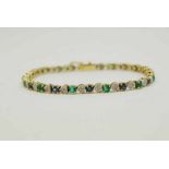 Gouden armband bezet met smaragd, saffier, diamant, geh. 585/000 gew. 11.8 gr. A yello gold bracelet