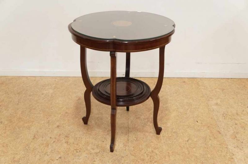 Mahonie salontafel afgedekt door glasplaat, Engeland, h. 71, diam. 61 cm. A mahogany coffee table