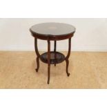 Mahonie salontafel afgedekt door glasplaat, Engeland, h. 71, diam. 61 cm. A mahogany coffee table