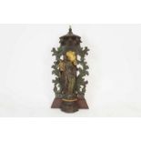 Vlaams polychroom houten sculptuur van Madonna met kind in altaar, 18e eeuw h.42 cm. A Flemisch