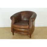 Bruin lederen clubfauteuil A brown leather club chair