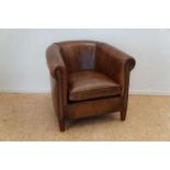 Engelse clubfauteuil geheel overtrokken met leer en rustend op houten poten An English leather