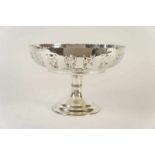 1e gehalte zilveren tazza met opengewerkte rand, London, 1925, gew. 636 gram Silver tazza with