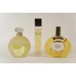 Lot van drie etalage parfumflessen, Envy, Nina Ricci en Hermes A selection of 3 display parfume