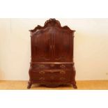 Mahonie Louis XVI kabinet bekroond met strikmedaillion waaronder 2 paneeldeuren versierd met