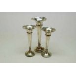 Drie 2e gehalte zilveren bloemvaasjes, H. 13,14 en 17 cm Lot of three smole silver flower vases,