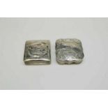 Twee 2e gehalte zilveren pillendoosjes met gravédecor, 19e eeuw Two silver pill boxs with