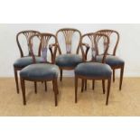 Set van 5 mahonie stoelen met spijlen in de rug bekleed met blauw velours, w.o. 1 armfauteuil Five