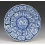 China, serie van vijf blauw-wit porseleinen borden, Kangxi, en schotel, Qianlong, met decor van