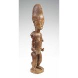 Ivoorkust, Baule, staand moederschapsbeeld met lichaamstatoeages en fijne haardracht. h. 44,5 cm.
