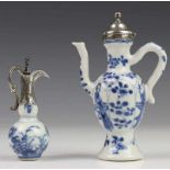 China, blauw-wit porseleinen miniatuur kan, Kangxi, met decor van lange lijzen in vakwerk, met 19e