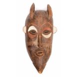 DRC., Boa, aangezichtsmasker met twee hoorns, langwerpig gelaat, scarificaties en beschildering in