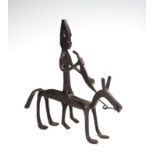 Dogon, metalen sculptuur van rijder te paard met zwaard in de handen. h. 22 cm.