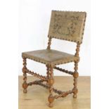 Notenhouten stoel, 19e eeuw, met getorste stijlen en regels. De goudlederen bekleding versierd met