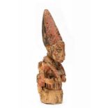 Nigeria, Yoruba, verweerd houten sculptuur; halffiguur op cilindervormige basis met attributen en