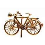 Frankrijk, 18krt. gouden revers speld in de vorm van een fiets. Koplamp gezet met een briljant